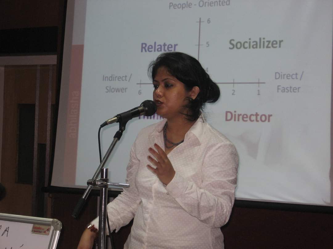 Atifa Deshamukhya presenting the social styles model (Relater, Socializer, Director) on screen.